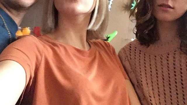 The orange tshirt of Zoe Loockx (Veerle Dejaer) in wtFOCK (S02E06)