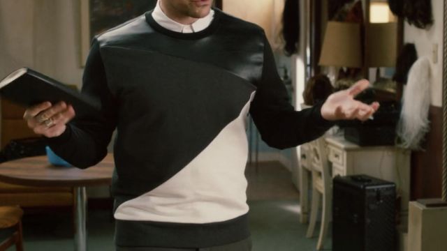 Black leather, gray, and white sweatshirt of David Rose (Daniel Levy) in Schitt's Creek (S01E12)