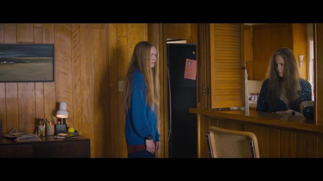 Sudadera azul porté par Old Dolio (Evan Rachel Wood) dans Kajillionaire