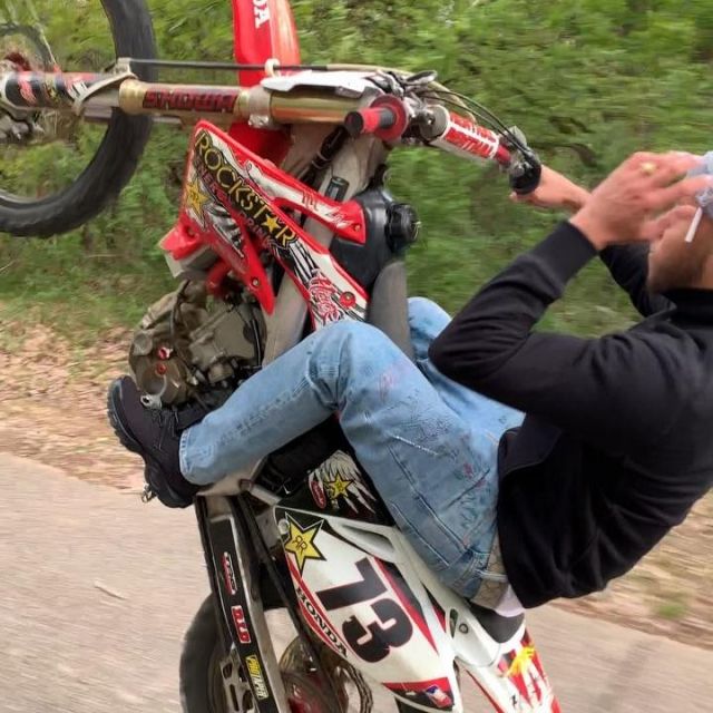 La sudadera negra usada en su motocicleta por Zola en un video en su Instagram account@binkszola