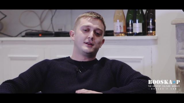 Pull sans capuche rayé de Vald interview Vald interview dans la vidéo Vald : « Les gens s&#39;en foutent que j&#39;sois sérieux ou pas en vrai. » [Episode 1/5]