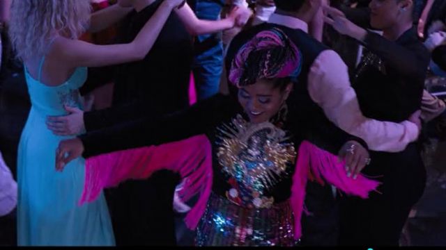 Tenue avec le torse brodé portée par Fareeda (Anjelika Washington) dans le film Tall Girl