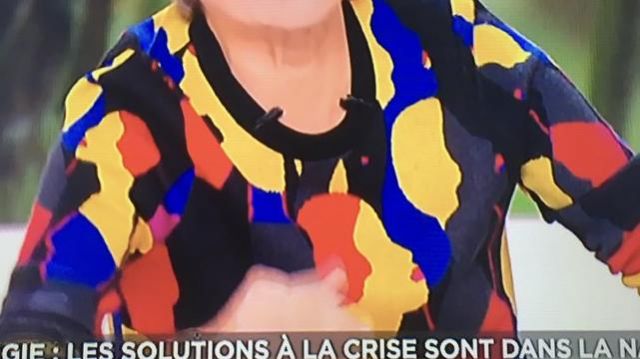 Pull imprimé visage femme de Élisabeth Quin dans 28 minutes