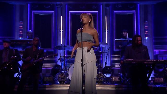 Crop top de Ariana Grande dans Side To Side (Live On The Tonight Show Starring Jimmy Fallon)