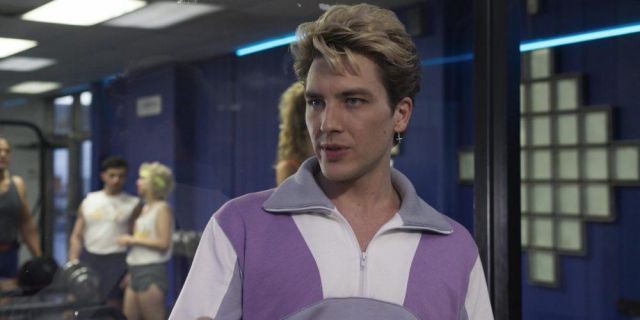 Pull blanc violet  portés par Cody Fern Cody Fern dans la série American Horror Story