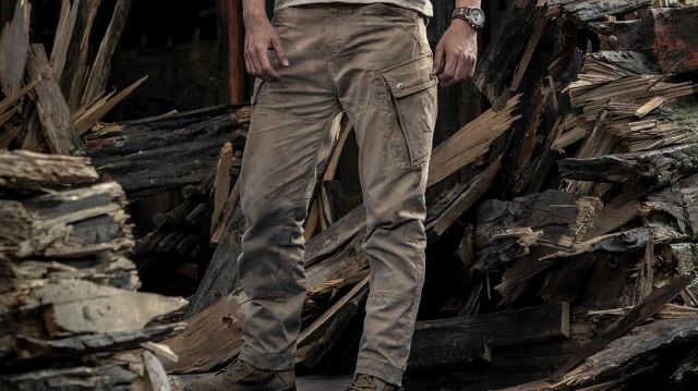 Cargo Pants of Nathan Drake (Tom Holland) in Uncharted