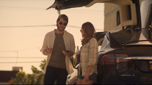 Forty's cardigan(?) of Forty Quinn (James Scully) in YOU (S02E05)