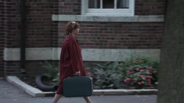 The long red coat of Beth Harmon (Anya Taylor-Joy) in the series The Lady&#39;s Game (Season 1 Episode 4)