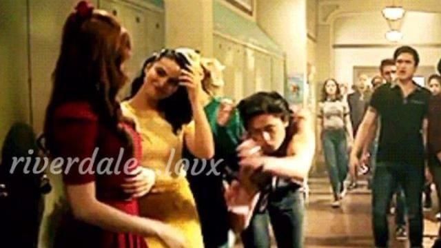 Veronica Lodge (Camila Mendes) Heather McNamara Jupe Riverdale (S03E16) portée par Veronica Lodge (Camila Mendes) à Riverdale (S03E16)