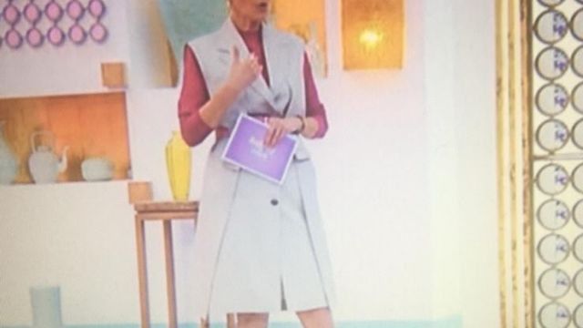 Robe Blazer beige à boutons de Cristina Córdula dans Les Reines du Shopping