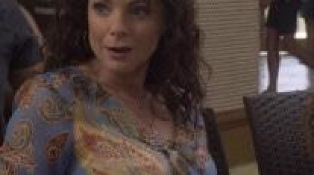 Blue top with gold paisley worn by Claire (Kimberly Williams-Paisley) in The Christmas Chronicles 2