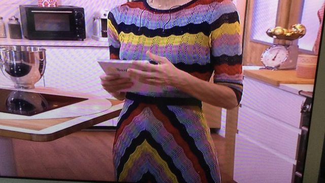 Robe multicolore portée par Maya Lauqué dans l'émission La Quotidienne