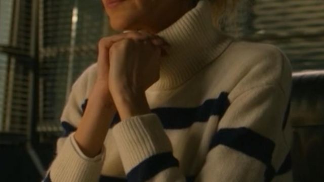 Pull laine écru et bandes larges bleu marine porté par Hélène Bach (Hélène de Fougerolles) dans Balthazar (S02E02)