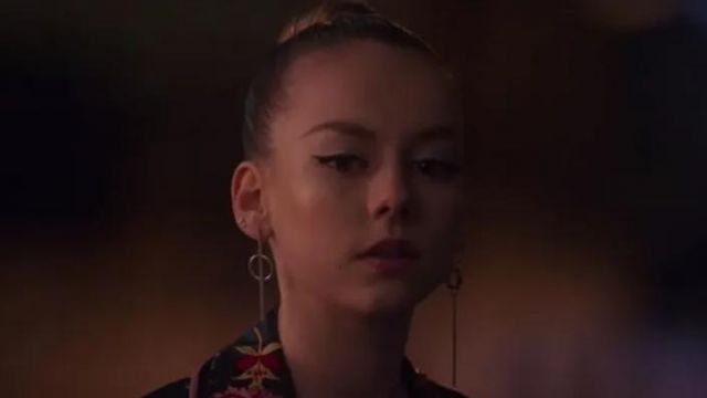Geometric earrings of Carla Roson (Ester Expósito) in Elite (S02E07)