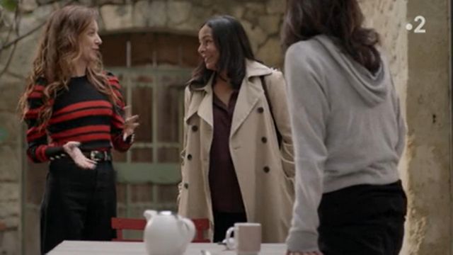 Black sweater striped red with gathered sleeves (Marie-Clotilde Ramoz Ibañez) in A so big sun (S03E88)