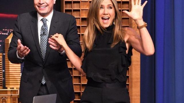 Top noir Givenchy col roulé sans manche avec froufrou sur les côtés porté par Jennifer Aniston Jennifer Aniston  The Tonight Show Starring Jimmy Fallon