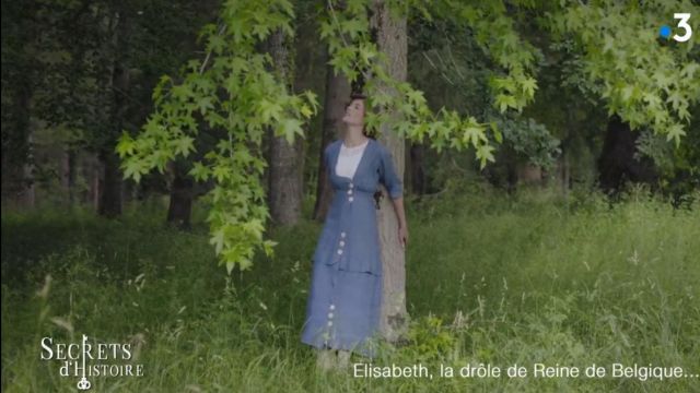 Blue dress worn by Queen Elisabeth of Belgium in the program Secrets d&#39;histoire
