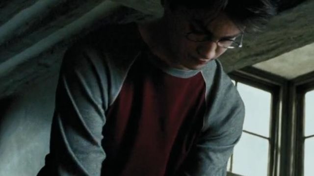T-shirt manche longue rouge et gris  porté par Harry Potter Daniel Radcliffe dans le film Harry Potter et le Prisonnier d'Azkaban