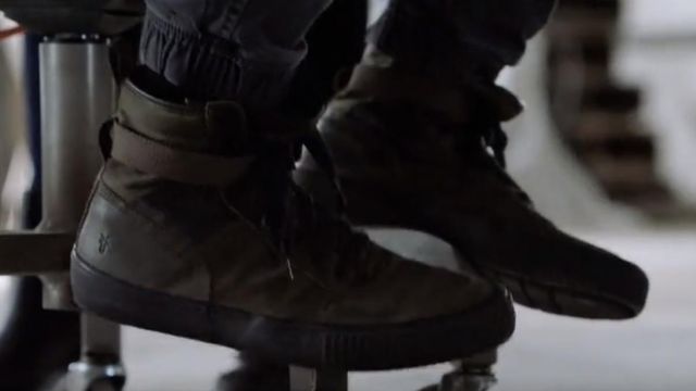Khaki / Olive sneakers with lace strap de Wilt Bozer (Justin Hires) dans MacGyver (S05E05)