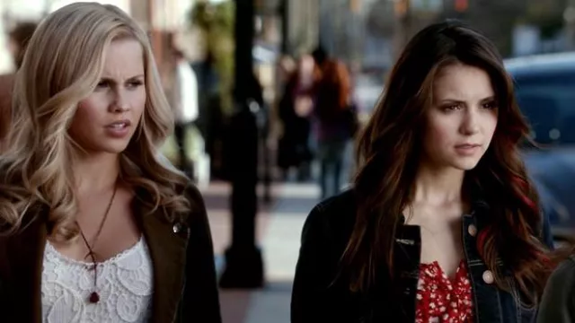 Regarder Stars Crochet Tank Top en blanc porté par Rebekah Mikaelson (Claire Holt) dans The Vampire Diaries (saison 4 épisode 18)