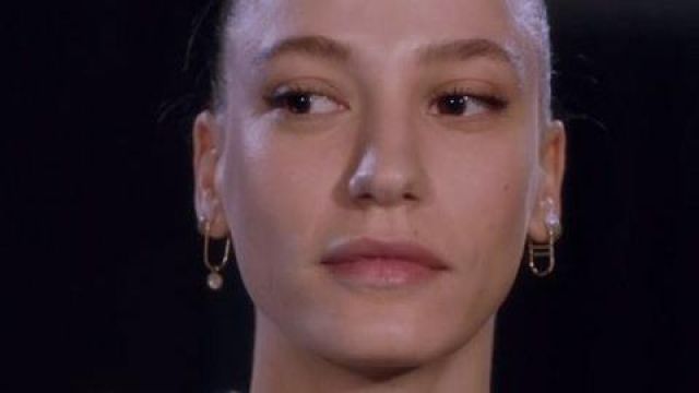 Earrings mismatched Duru Durulay (Serenay Sarıkaya) in Fi (S02E02)