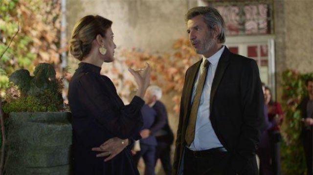 Robe noire col dentelle de Ève Prodi (Emma Colberti) dans Un si grand soleil (S03)