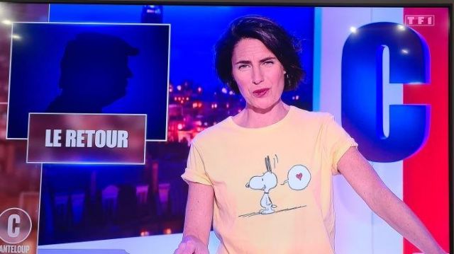 Tee shirt jaune snoopy de Alessandra Sublet dans C'est Canteloup