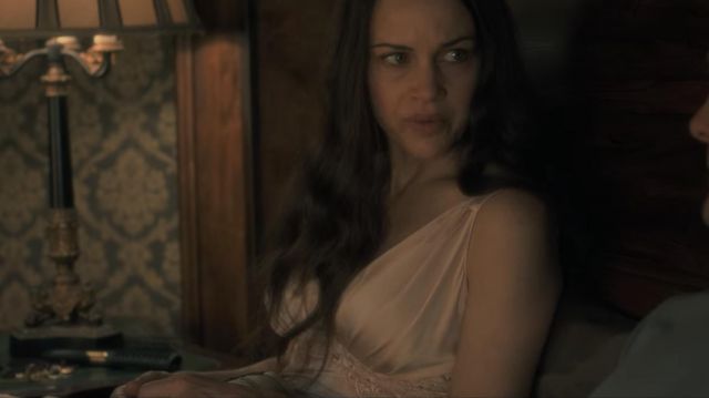 Vintage Nightgown of Olivia Crain (Carla Gugino) in The Haunting of Hill House (S01E09)