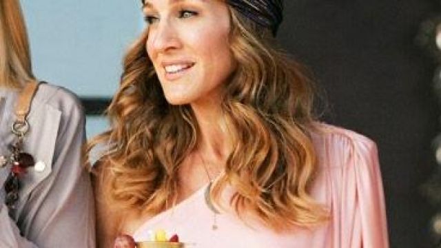 Necklace moon of Carrie Bradshaw Sarah Jessica Parker in the movie Sex and the City 2