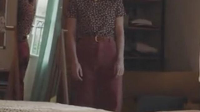 Pantalon rouge porté par Anaïs Grimbert (julie sassoust) dans Ici tout commence (S01E117)