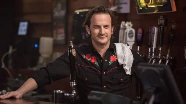 Chemise à fleurs portée par Gabriel Richard Speight Jr. dans la série Supernatural