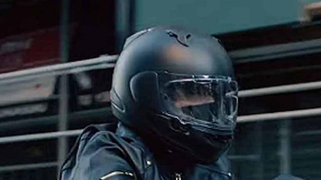 The Black Motorcycle Helmet of Robyn McCall (Queen Latifah) in The Equalizer (S01E01)