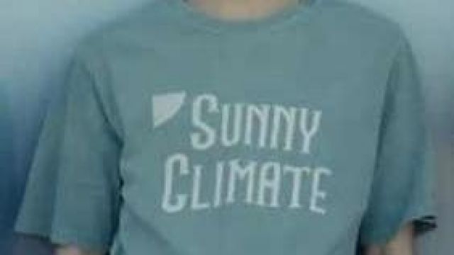 Sunny Climate T-shirt of Ryohei Arisu (Kento Yamazaki) in Alice in Borderland (S01E01)