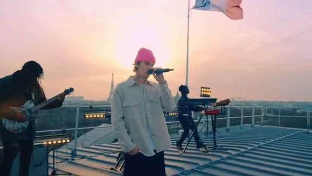 Beige shirt worn by Justin Bieber Justin Bieber in the video Justin Bieber - Hold On (Live from Paris)
