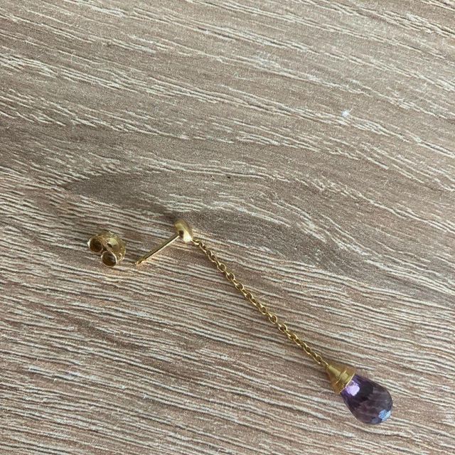 Boucle d’oreilles pendante avec joyaux violet de y’en a pas  sur le compte Instagram de @desseins_v