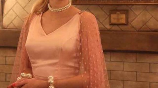 Robe rose de Chanel Oberlin (Emma Roberts) dans Scream Queens (S01E06) |  Spotern