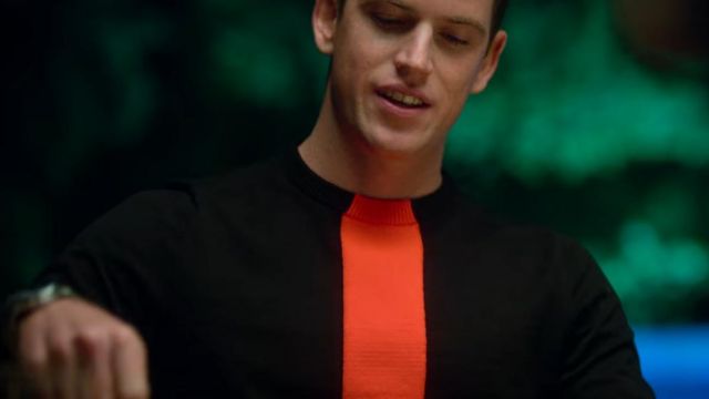 Black sweater with vertical red stripe of Guzmán Nunier (Miguel Bernardeau) in Elite (S04E05)