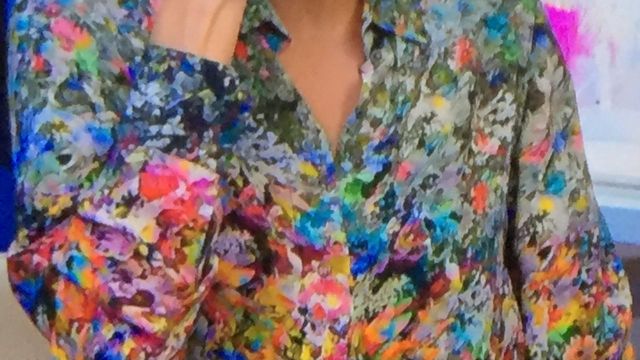 Chemise multicolore de Cristina Córdula vue dans Les Reines du Shopping en novembre 2020