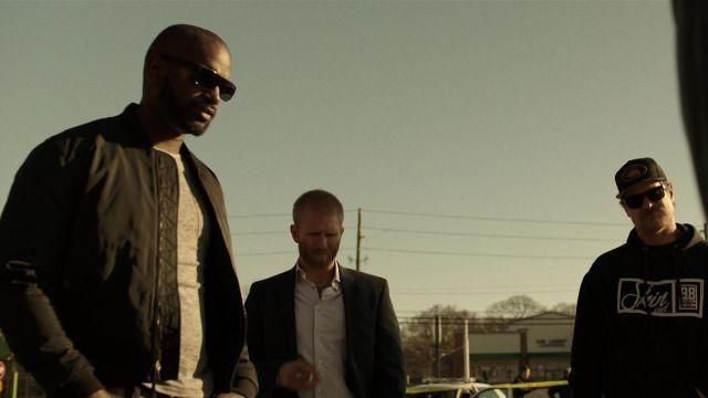 Bomber jacket in black worn by Gus Henderson (Mo McRae) as seen in Den of Thieves movie outfits