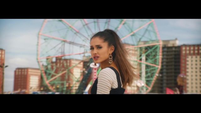 O ring boucles d&#39;oreilles en perles portées par Ariana Grande dans This Is Not A Feminist Song - SNL