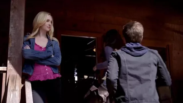 GUESS Dobby-Weave Cap-Sleeve Pintuck Top porté par Caroline Forbes (Candice King) dans The Vampire Diaries (saison 5 épisode 20)