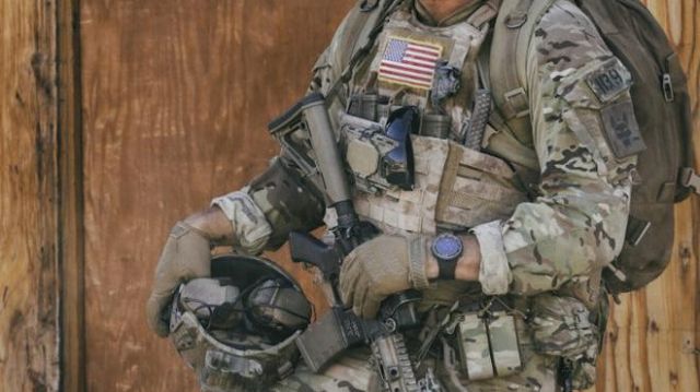 Pistol Mag Pouch Open Top with Shockcords in Mc of Jason Hayes (David Boreanaz) in SEAL Team (S04E01)