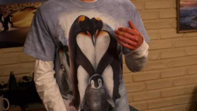 Family penguin t-shirt used by Sam Gardner (Keir Gilchrist) in Atypical (S04E09)