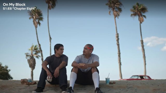 Chaussettes blanches à hauteur de genou portées par Oscar 'Spooky' Diaz (Julio Macias) dans la série télévisée On My Block (saison 1, épisode 8)