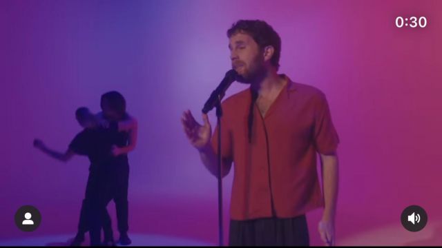 Chemise rouge portée par Ben Platt dans The Kelly Clarkson Show