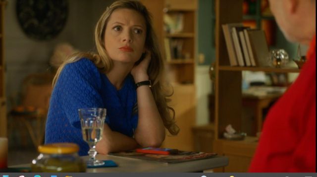 Blue sweater short sleeves openwork of Roxane (Charlie Bruneau) in In Family