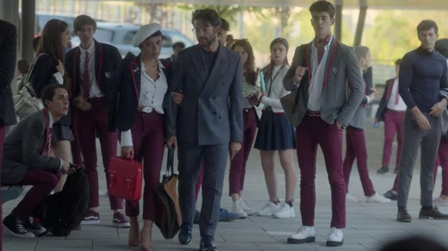 The satchel bag vintage red of Ari Blanco (Carla Díaz) in the series Elite (S04E01)