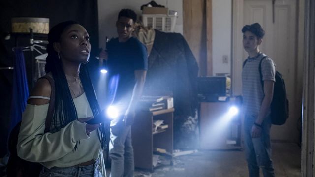 Suéter oversize usado por Asjha Cooper como se ve en la película Black As Night de Welcome to the Blumhouse