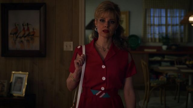 La robe rouge vintage de Karen Wheeler (Cara Buono) dans Stranger Things (S03E01)