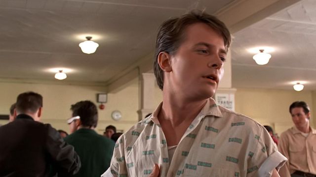 La chemise blanche à motifs de 1955 portée par Marty McFly (Michael J. Fox) dans le film Retour vers le futur